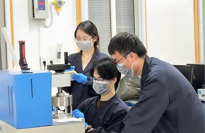 攻克世界難題，中國自主研發(fā)出無氟沖鋒衣面料